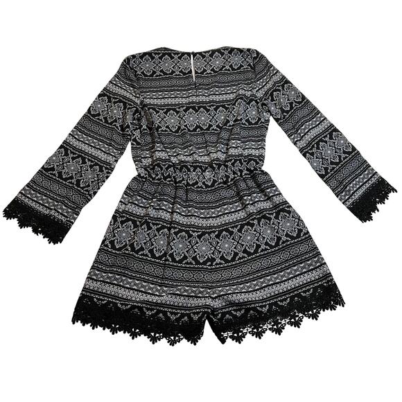 Romeo & Juliet Couture Crewneck Boho Print Lace Trim Playsuit Romper Size Small - Picture 2 of 7